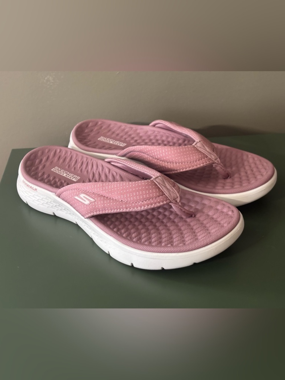 Skechers Women's Lightweight Impressed Go Walk Flip-Flops Mauve Sz 7 EUC Thongs